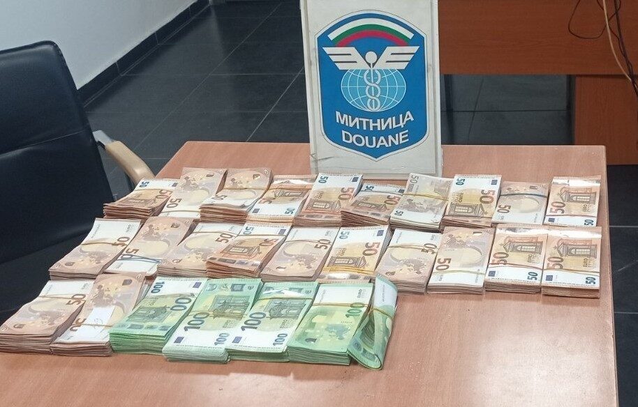 Edirne Kapıkule karşısındaki Bulgaristan gümrüğünde, Türkiye’ye gelen 2 ayrı otomobilde