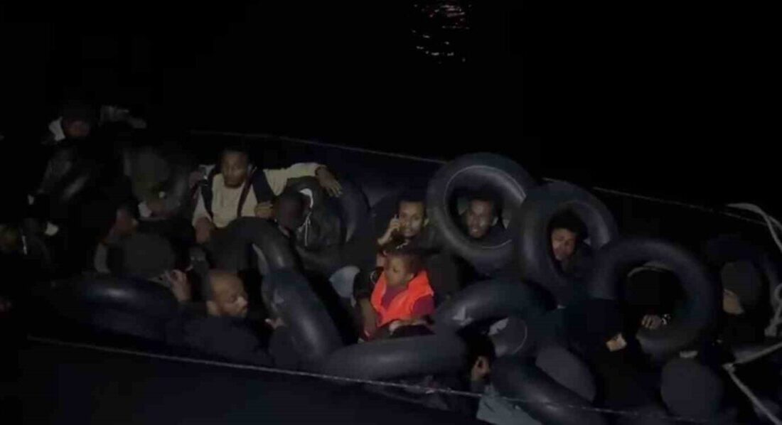 İzmir’in Karaburun ilçesi açıklarında motor arızası nedeniyle Ege Denizi’nde sürüklenen