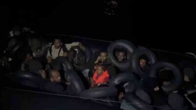 İzmir’in Karaburun ilçesi açıklarında motor arızası nedeniyle Ege Denizi’nde sürüklenen