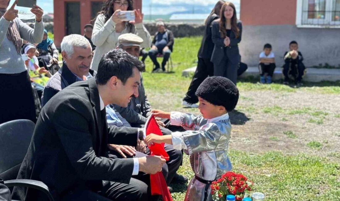 Kars’ta köy okulunda düzenlenen yılsonu etkinliği renkli görüntüler ortaya çıkardı.