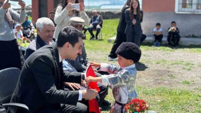 Kars’ta köy okulunda düzenlenen yılsonu etkinliği renkli görüntüler ortaya çıkardı.