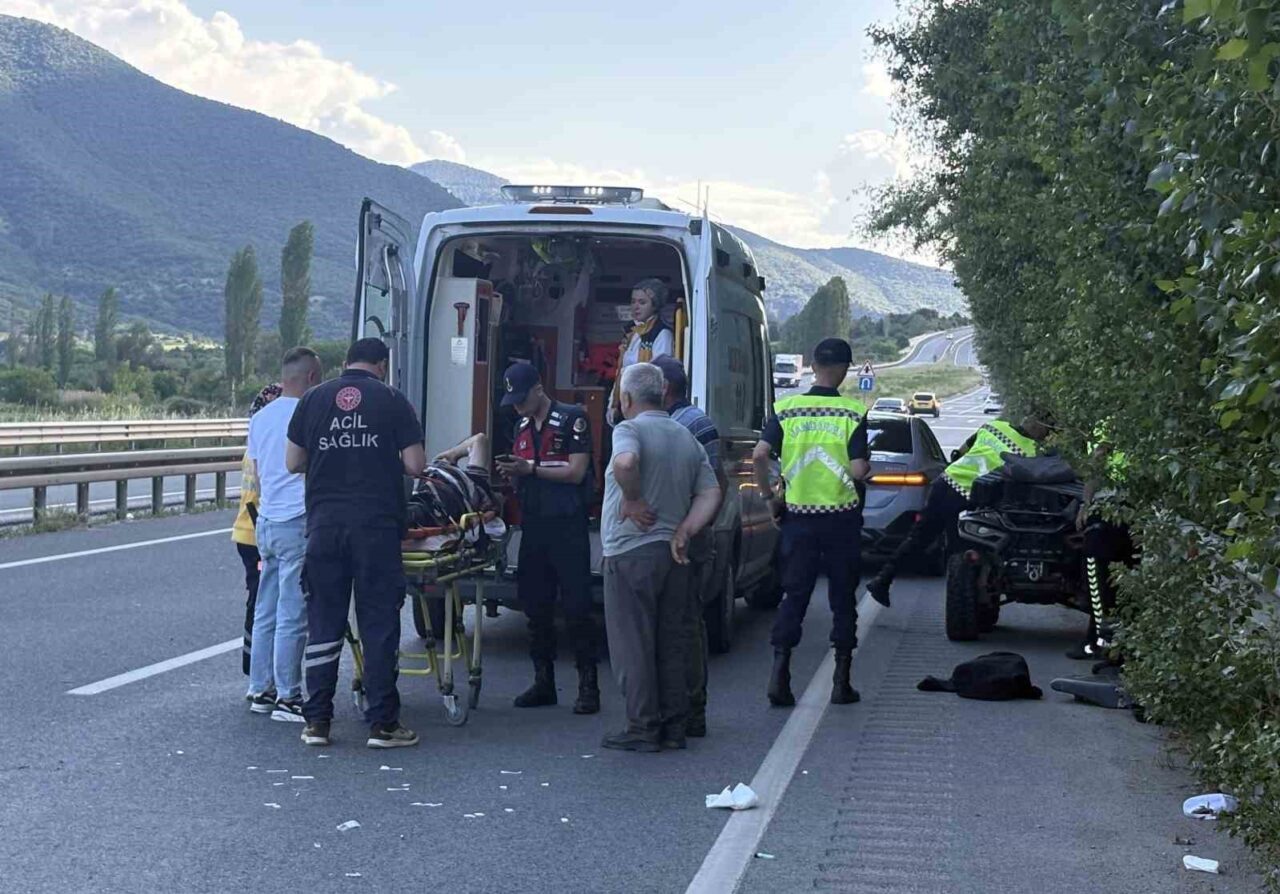 Kastamonu’nun Tosya ilçesi D100 karayolunda bariyerlere çarpan ATV’nin sürücüsü yaralandı.
