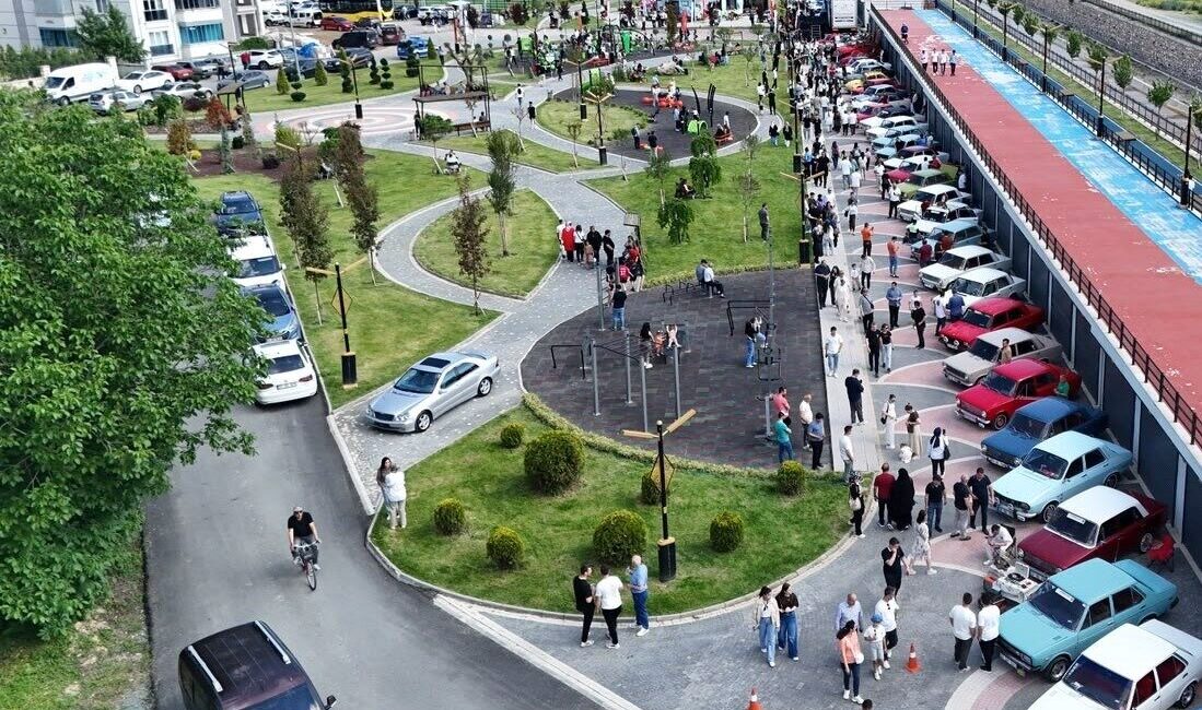 Kastamonu’da klasik otomobillerin yer aldığı sergi, vatandaşlardan yoğun ilgi gördü.