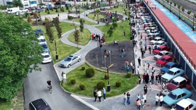 Kastamonu’da klasik otomobillerin yer aldığı sergi, vatandaşlardan yoğun ilgi gördü.