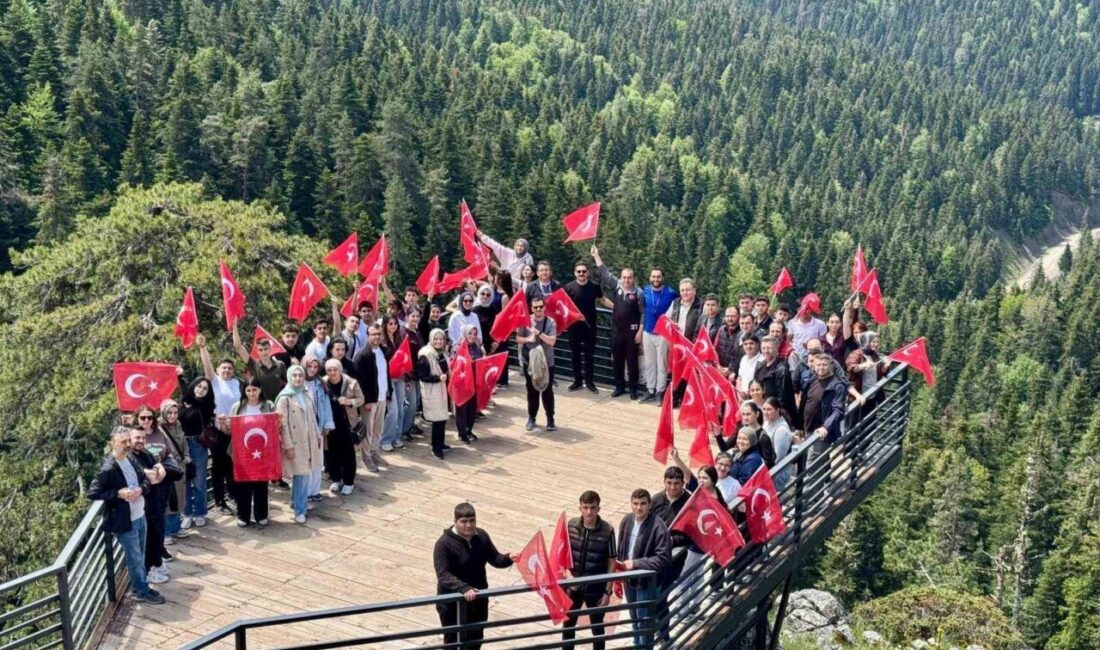 Kastamonu’nun Hanönü ilçesinde düzenlenen gençlik yürüyüşüne katılan vatandaşlar ve öğrenciler,