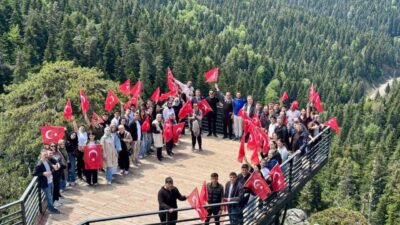 Kastamonu’nun Hanönü ilçesinde düzenlenen gençlik yürüyüşüne katılan vatandaşlar ve öğrenciler,