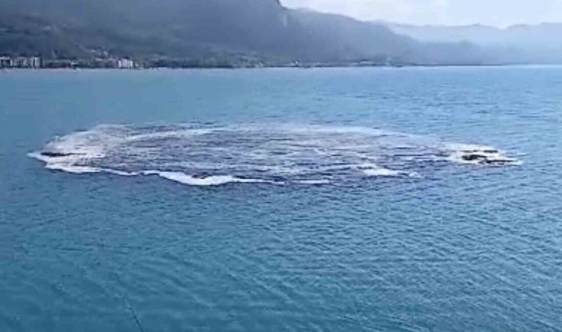 Kastamonu’nun Cide ilçesinde 10 dakika boyunca denizin kabarması balık tutan