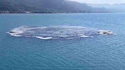 Kastamonu’nun Cide ilçesinde 10 dakika boyunca denizin kabarması balık tutan
