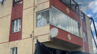 Kastamonu’da üç katlı binanın çatısında çıkan yangın, itfaiye ekiplerince diğer