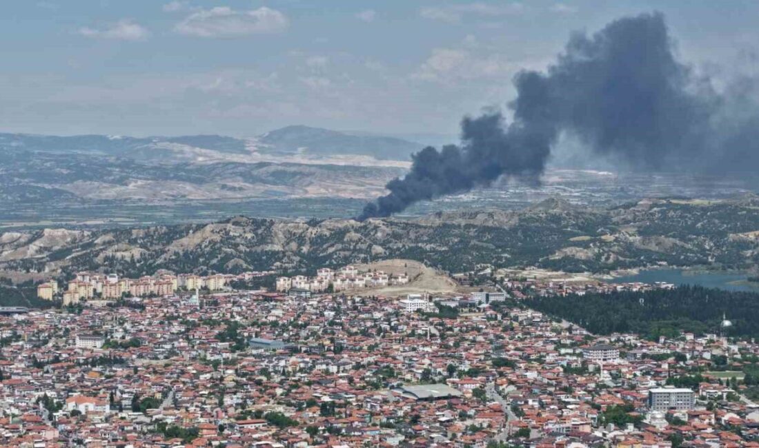 Denizli’nin Pamukkale ilçesinde faaliyet gösteren bir kauçuk deposunda çıkan yangına