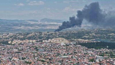 Denizli’nin Pamukkale ilçesinde faaliyet gösteren bir kauçuk deposunda çıkan yangına