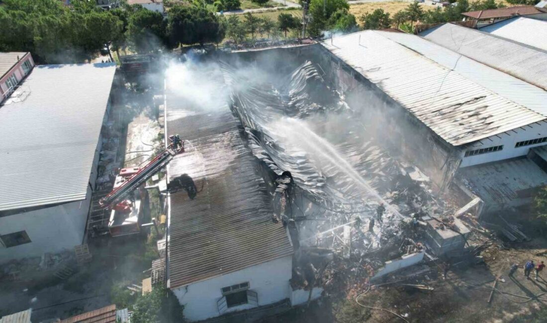 Denizli’de bir kauçuk fabrikasında çıkan ve kimyasal maddelerin tutuşmasıyla büyüyen