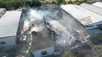 Denizli’de bir kauçuk fabrikasında çıkan ve kimyasal maddelerin tutuşmasıyla büyüyen