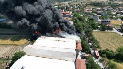 Denizli’nin Pamukkale ilçesinde faaliyet gösteren bir kauçuk fabrikasında çıkan yangına