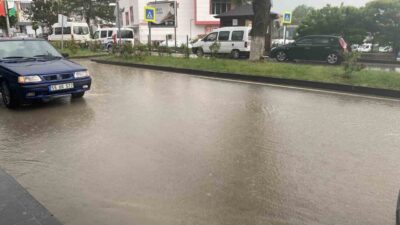 Samsun’un Kavak ilçesinde aniden bastıran sağanak yağış, kısa sürede etkisini