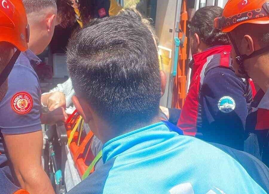 Kayseri’nin Melikgazi ilçesinde piknik yaptığı sırada kayalıklardan aşağı düşerek yaralanan