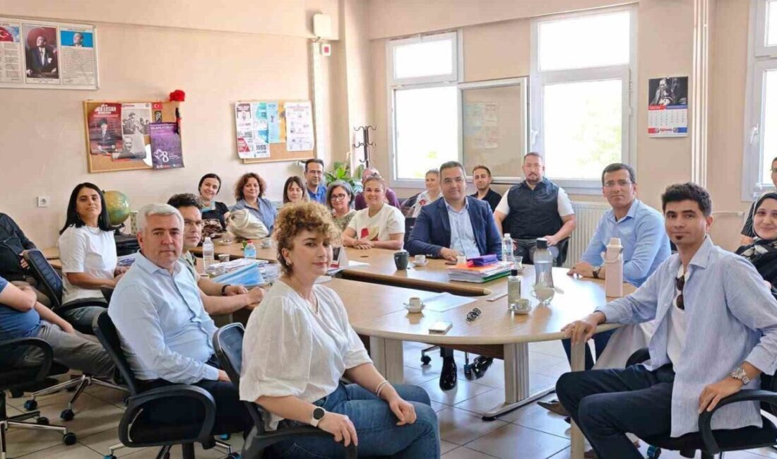 Sarıgöl Kaymakamı Halil Dalak, İlçe Milli Eğitim Müdürü Cezmi Yıldırak