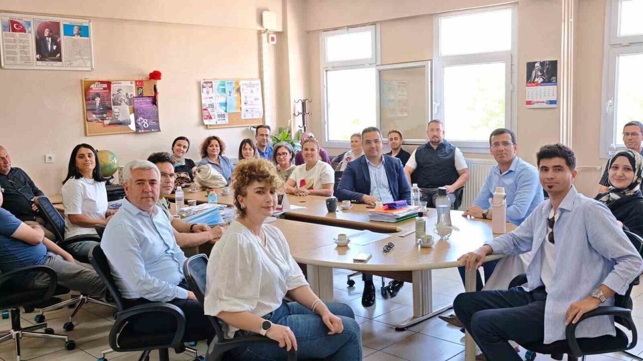 Sarıgöl Kaymakamı Halil Dalak, İlçe Milli Eğitim Müdürü Cezmi Yıldırak