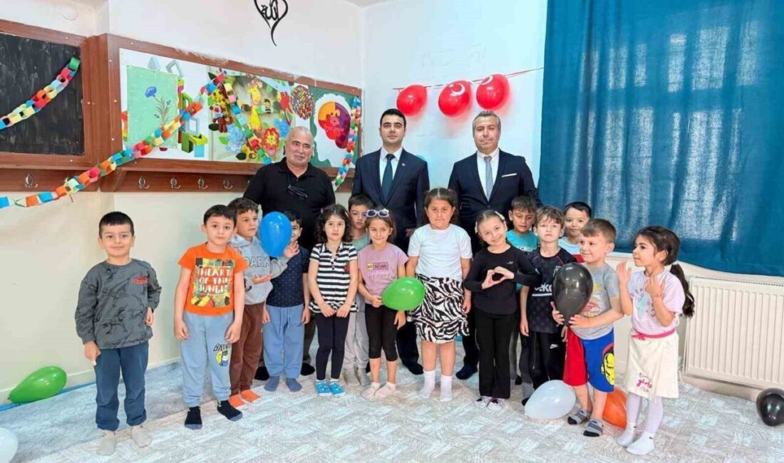 Bilecik’in Osmaneli ilçesinde Osmaneli Kaymakamı Abdüssamed Kılıç, Cumhuriyet Ortaokulu’nda incelemelerde