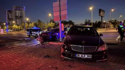 Kayseri’nin Kocasinan ilçesinde iki otomobilin çarpışarak kaldırıma savrulduğu kazada 1