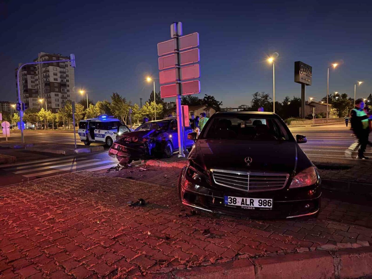 Kayseri’nin Kocasinan ilçesinde iki otomobilin çarpışarak kaldırıma savrulduğu kazada 1
