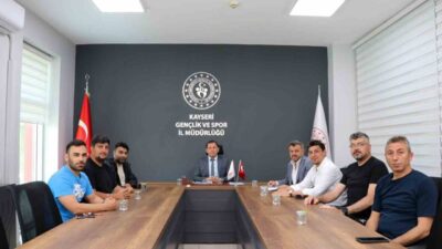 Kayseri Gençlik ve Spor İl Müdürlüğü toplantı salonunda, kayak branşının