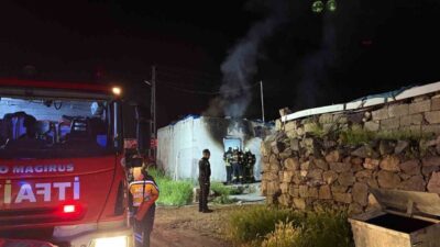 Kayseri’nin Kocasinan ilçesinde metruk haldeki bir müstakil evde çıkan yangın
