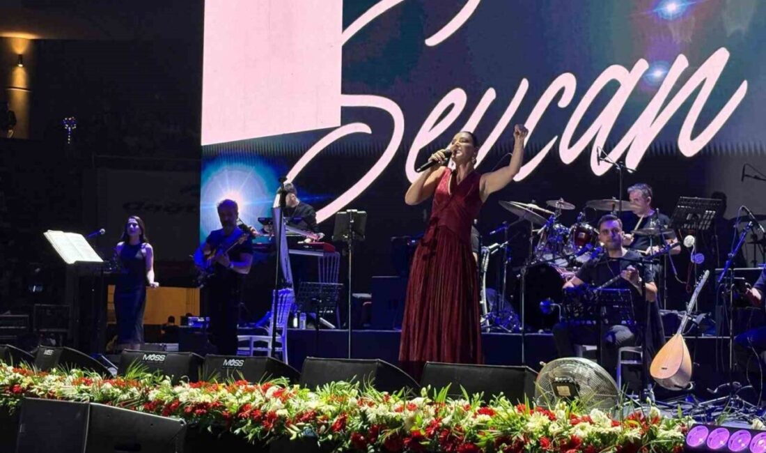 Kayseri Sivaslı Dernekler Federasyonu Olağanüstü Kongresi’nden sonra sahne alan sanatçı