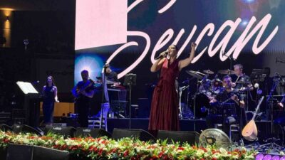 Kayseri Sivaslı Dernekler Federasyonu Olağanüstü Kongresi’nden sonra sahne alan sanatçı