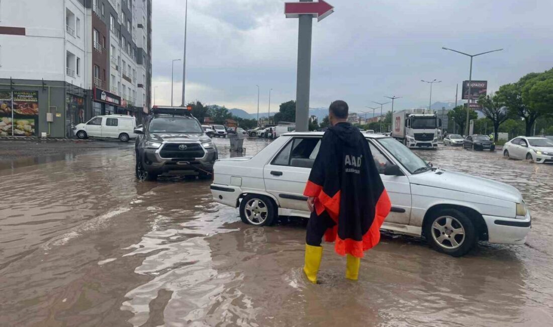 Kayseri’de etkili olan kuvvetli yağış ve dolu nedeniyle araçlarıyla yolda