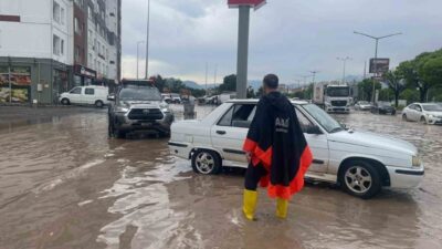 Kayseri’de etkili olan kuvvetli yağış ve dolu nedeniyle araçlarıyla yolda