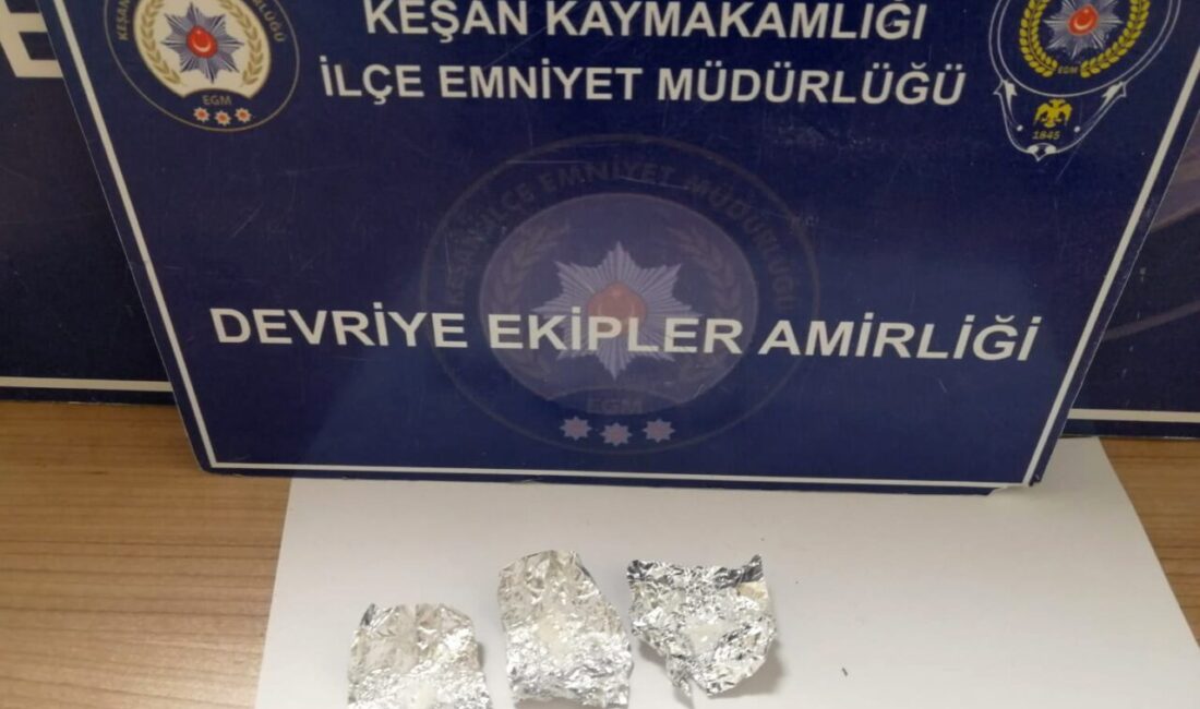 Edirne’nin Keşan ilçesinde İlçe Emniyet Müdürlüğü ekiplerinin durdurarak üst araması