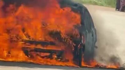 Bursa’nın Kestel ilçesinde seyir halindeyken motor kısmından dumanlar yükselen otomobil,