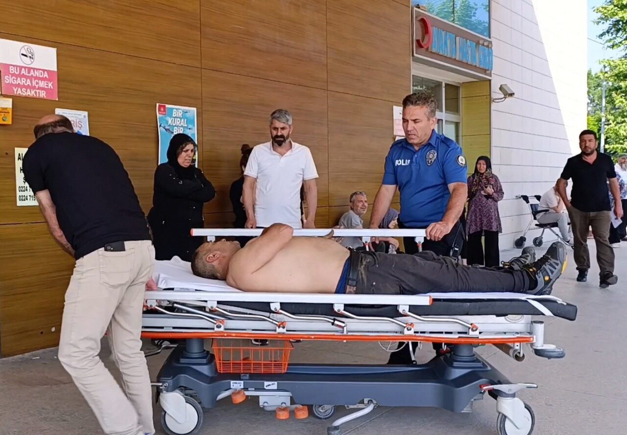 Bursa’nın İnegöl ilçesinde kiraz toplamak için çıktığı ağaçtan düşen adam