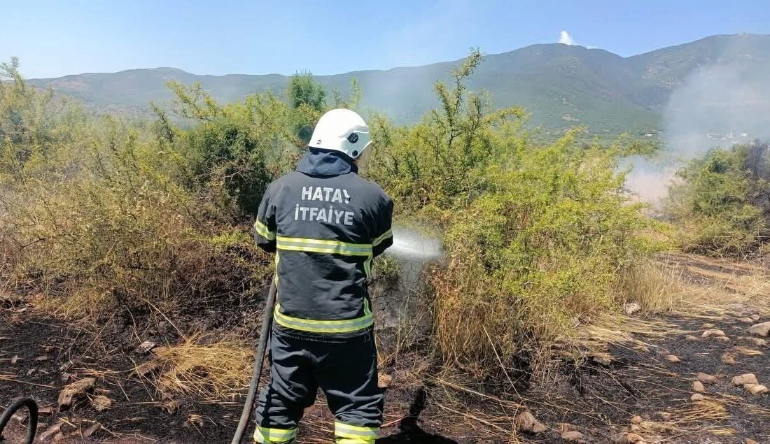 Hatay’ın Kırıkhan ilçesinde bahçede çıkan yangın, itfaiye ekiplerinin hızlı müdahalesiyle