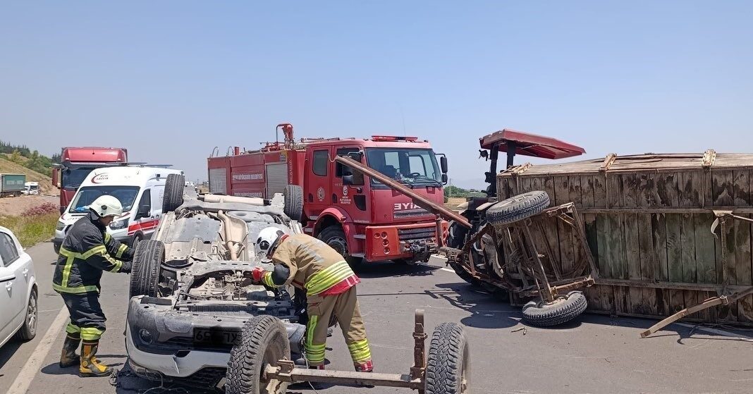 Hatay’da otomobil ve traktörün çarpışmasıyla yaşanan kazada 2 kişi yaralandı.
