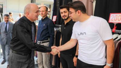 Düzce Belediye Başkanı Dr. Faruk Özlü, Kızılay Meydanı Çarşısı’nda faaliyet