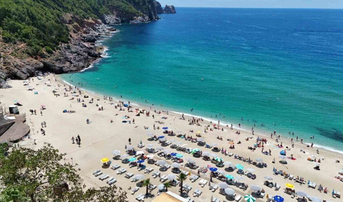 Antalya’nın Alanya ilçesinde etkisini gösteren yaz havası, sahilleri hareketlendirdi. Yerli