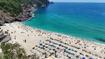 Antalya’nın Alanya ilçesinde etkisini gösteren yaz havası, sahilleri hareketlendirdi. Yerli