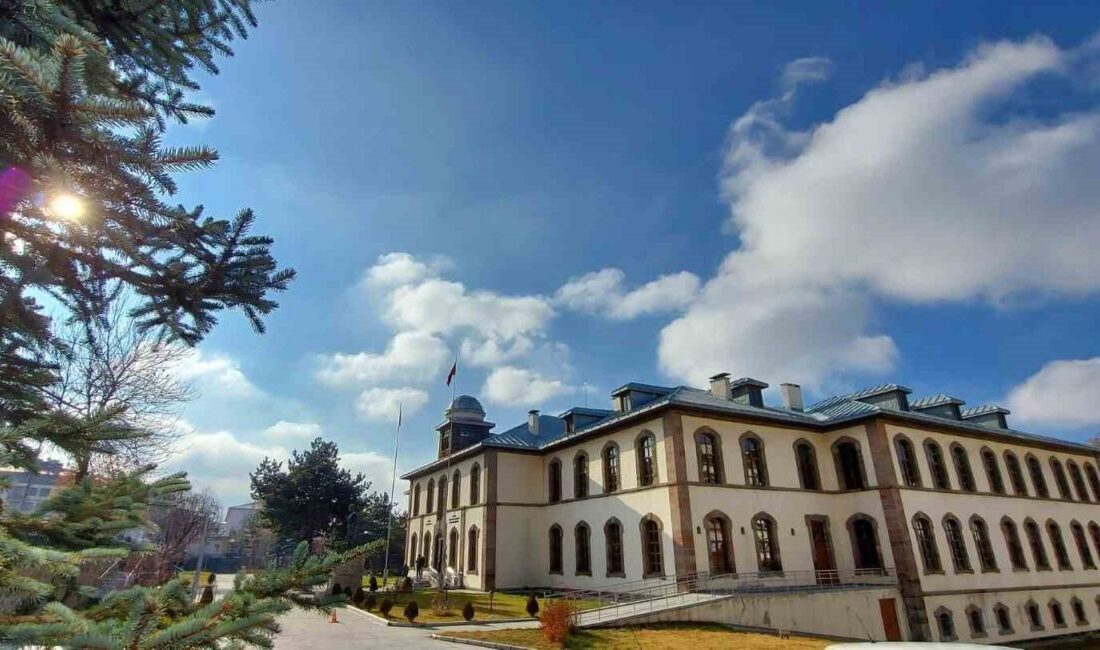 ER-VAK Başkanı Erdal Güzel, güçlendirme çalışmaları nedeniyle Erzurum Kongre Binası’ndaki