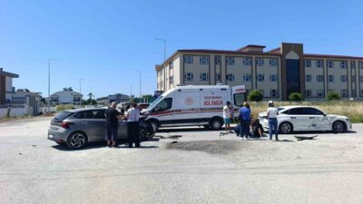 Antalya’nın Manavgat ilçesinde kontrolsüz kavşakta iki otomobilin çarpışması sonucu meydana