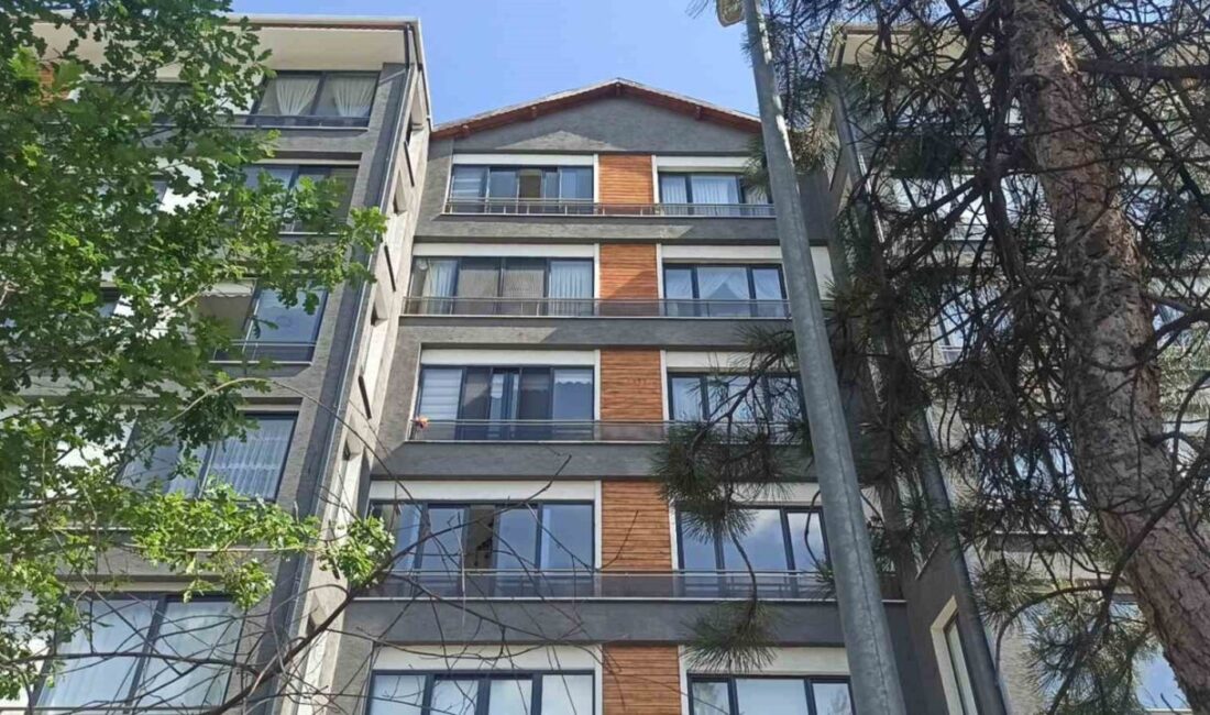 Konya’nın Seydişehir ilçesinde balkondan düşen 11 yaşındaki çocuk ağır yaralandı.