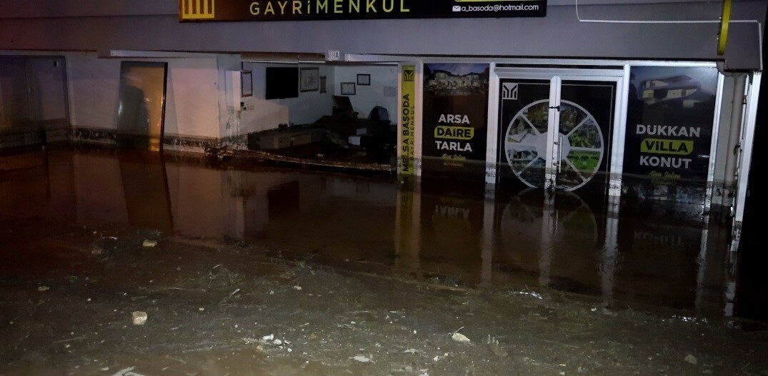 Konya’da dağlık alanda etkili olan sağanak yağış sonrası sel meydana