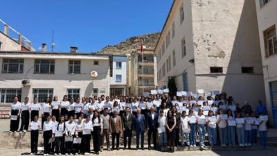 Diyarbakır’ın Çermik ilçesinde, yıl sonu etkinlikleri kapsamında düzenlenen koro festivali,