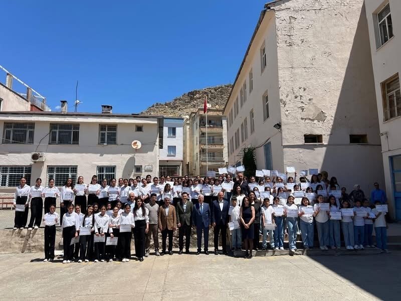 Diyarbakır’ın Çermik ilçesinde, yıl sonu etkinlikleri kapsamında düzenlenen koro festivali,
