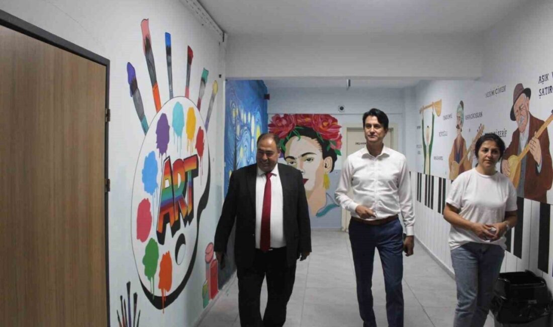 Muğla’nın Köyceğiz ilçesi Naip Hüseyin Anadolu Lisesi’nin okul duvarları öğretmen