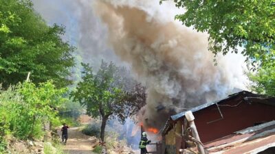 Adana’nın Kozan ilçesinde bir yayla evinde çıkan yangın, ormanlık alana