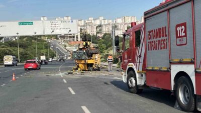 İstanbul Küçükçekmece’de iş makinesi taşıyan çekici, kontrolden çıkarak devrildi. Kazada