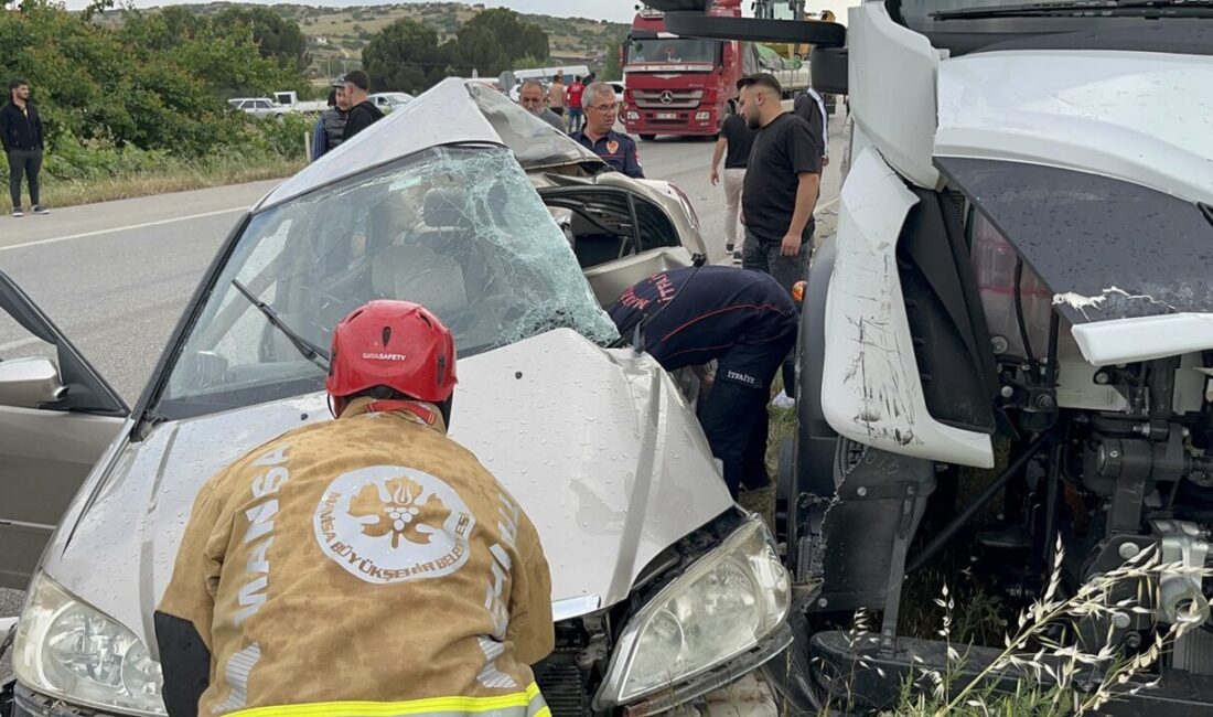 Manisa’nın Kula ilçesinde otomobil ile tırın çarpışması sonucu meydana gelen