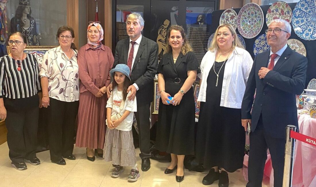 Kütahya’da Hayat Boyu Öğrenme Haftası etkinlikleri kapsamında hazırlanan serginin açılış